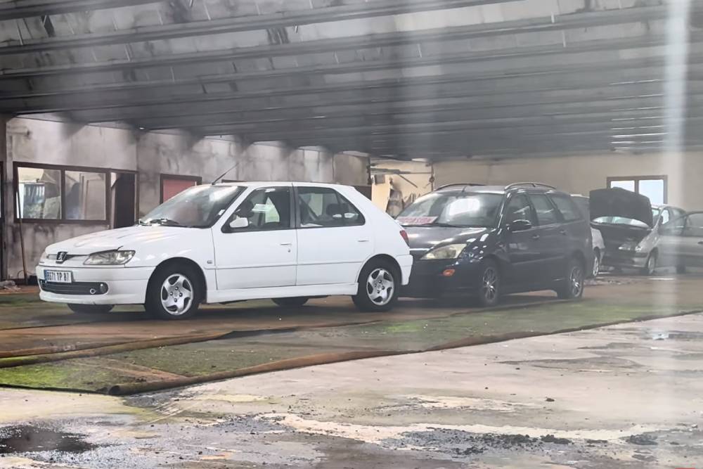 https://autogreeknews.gr/wp-content/uploads/2024/03/abandonded-peugeot-dealership-03.jpg