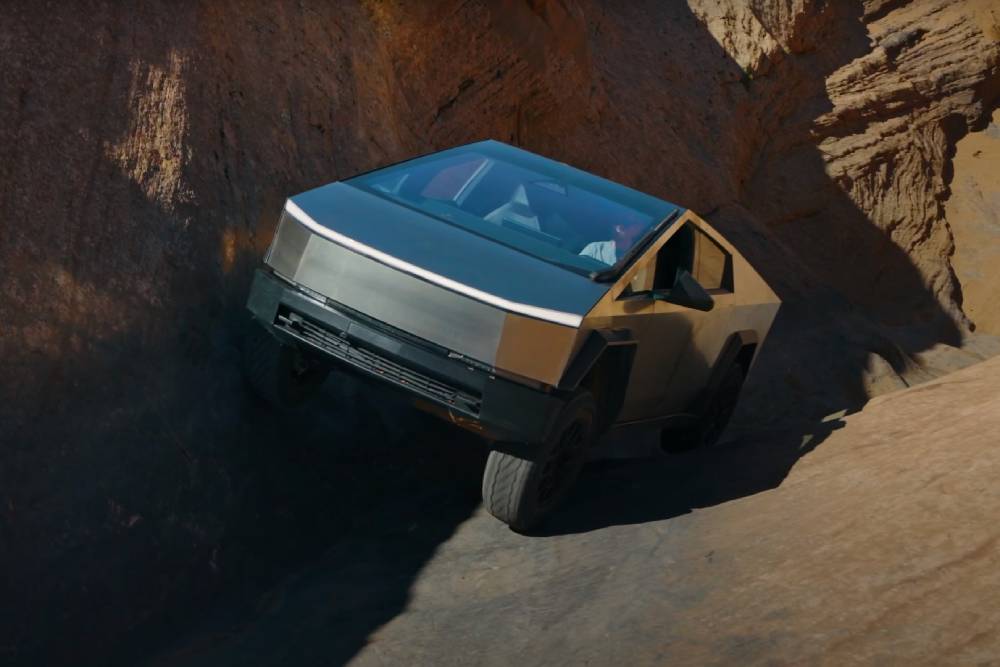 Το Cybertruck «σιδερώνει» τα βουνά (+videos)