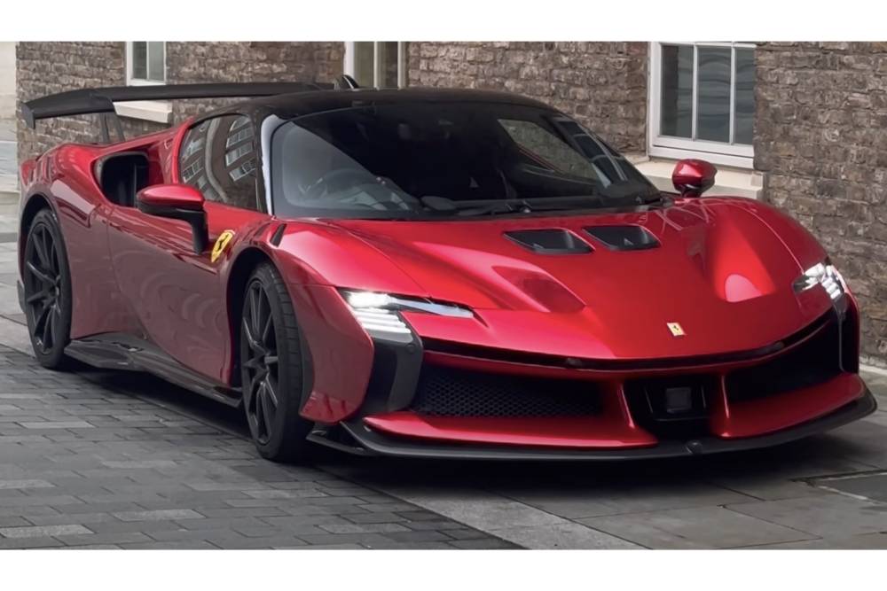 https://autogreeknews.gr/wp-content/uploads/2024/03/first-ferrari-sf90-xx-stradale-arrives-in-london-c-1.jpg