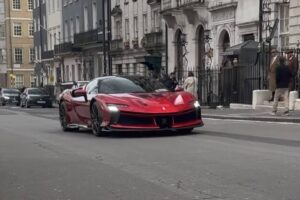 first-ferrari-sf90-xx-stradale-arrives-in-london-c (2)