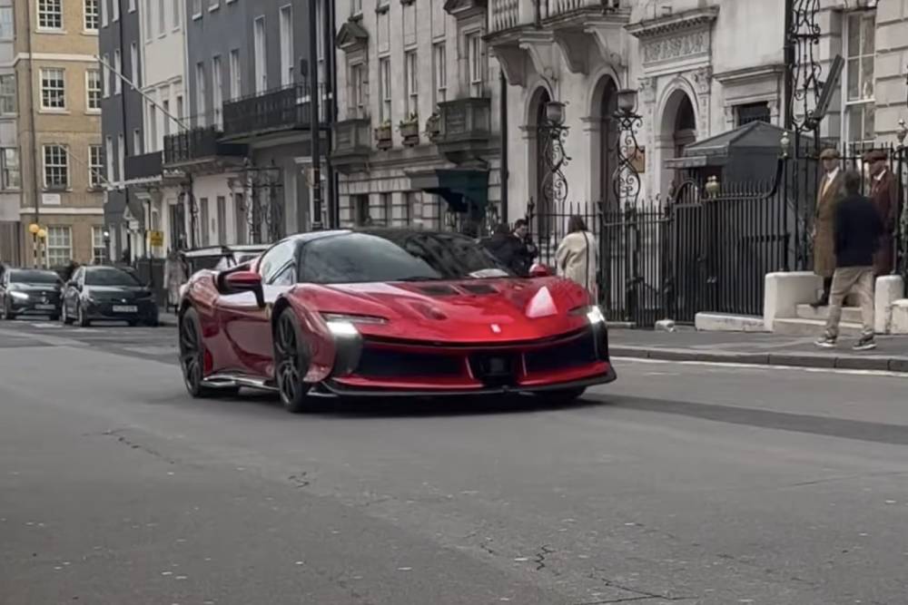 https://autogreeknews.gr/wp-content/uploads/2024/03/first-ferrari-sf90-xx-stradale-arrives-in-london-c-2.jpg