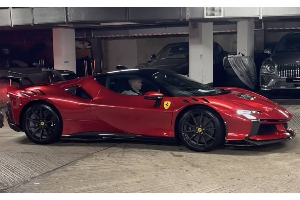 https://autogreeknews.gr/wp-content/uploads/2024/03/first-ferrari-sf90-xx-stradale-arrives-in-london-c-3.jpg