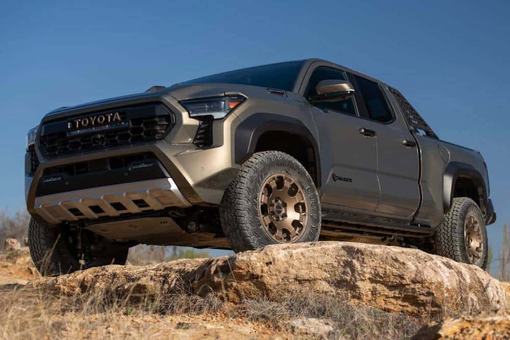 https://autogreeknews.gr/wp-content/uploads/2024/04/2024-toyota-tacoma-hybrid-first-drive-1.jpg