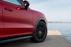 2025-Porsche-Cayenne-GTS-14-2048×1366