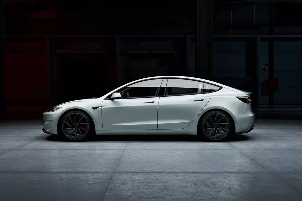 https://autogreeknews.gr/wp-content/uploads/2024/04/2025-Tesla-Model-3-Performance-423-920.jpg