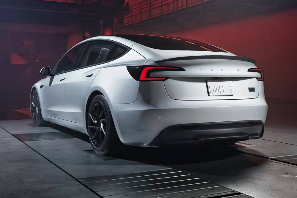 https://autogreeknews.gr/wp-content/uploads/2024/04/2025-Tesla-Model-3-Performance-423-921.jpg