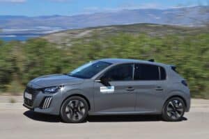 Peugeot-208-1.2-Hybrid-(3)