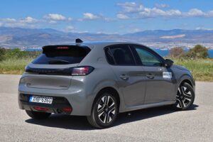 Peugeot-208-1.2-Hybrid-(7)