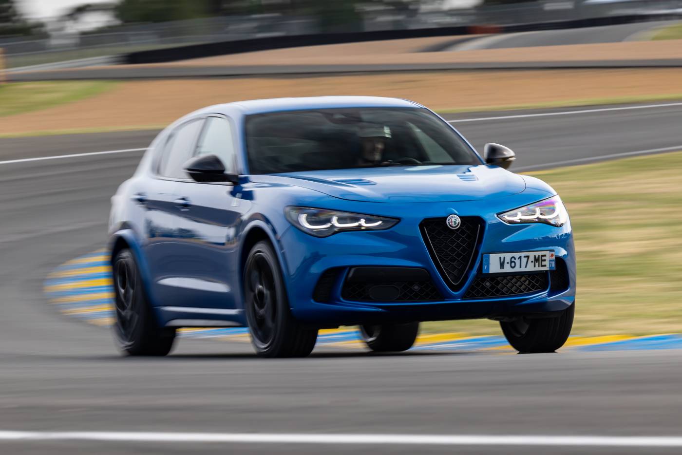 https://autogreeknews.gr/wp-content/uploads/2024/04/alfa_romeo_stelvio_quadrifoglio_883.jpg