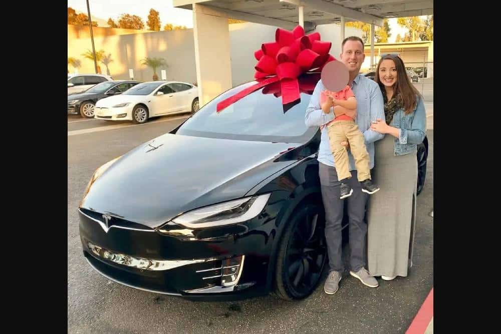 https://autogreeknews.gr/wp-content/uploads/2024/04/kid-hits-mother-with-tesla-02.jpg