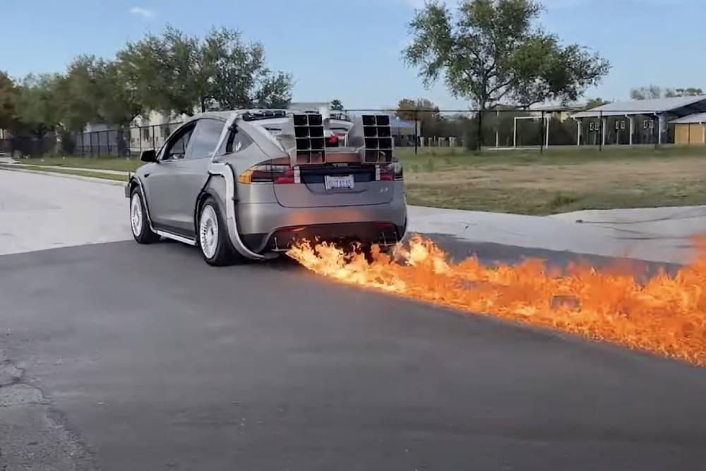 https://autogreeknews.gr/wp-content/uploads/2024/04/this-tesla-spits-fire-leaves-burning-traces-on-the-4.jpg