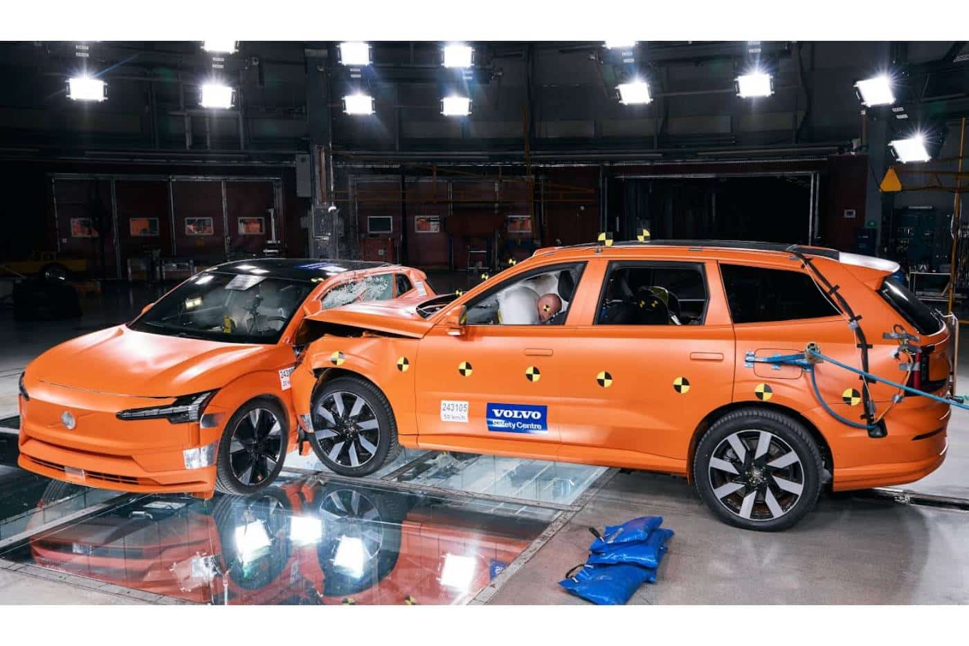 Volvo EX30 και EX90 «τσουγκρίζουν» για την ασφάλεια (+video)
