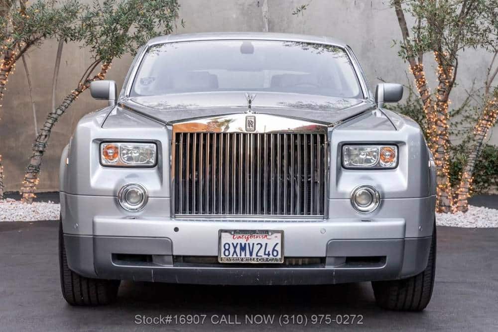 https://autogreeknews.gr/wp-content/uploads/2024/05/2004-Rolls-Royce-Phantom-69G-EXT-12-2048x1366-1.jpg