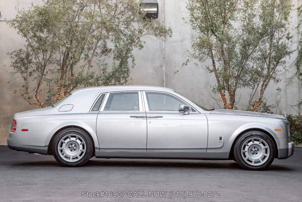 https://autogreeknews.gr/wp-content/uploads/2024/05/2004-Rolls-Royce-Phantom-69G-EXT-4-2048x1366-1.jpg