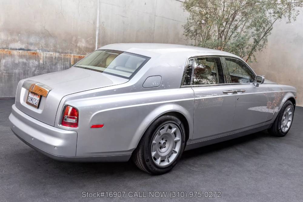 https://autogreeknews.gr/wp-content/uploads/2024/05/2004-Rolls-Royce-Phantom-69G-EXT-5-2048x1366-1.jpg