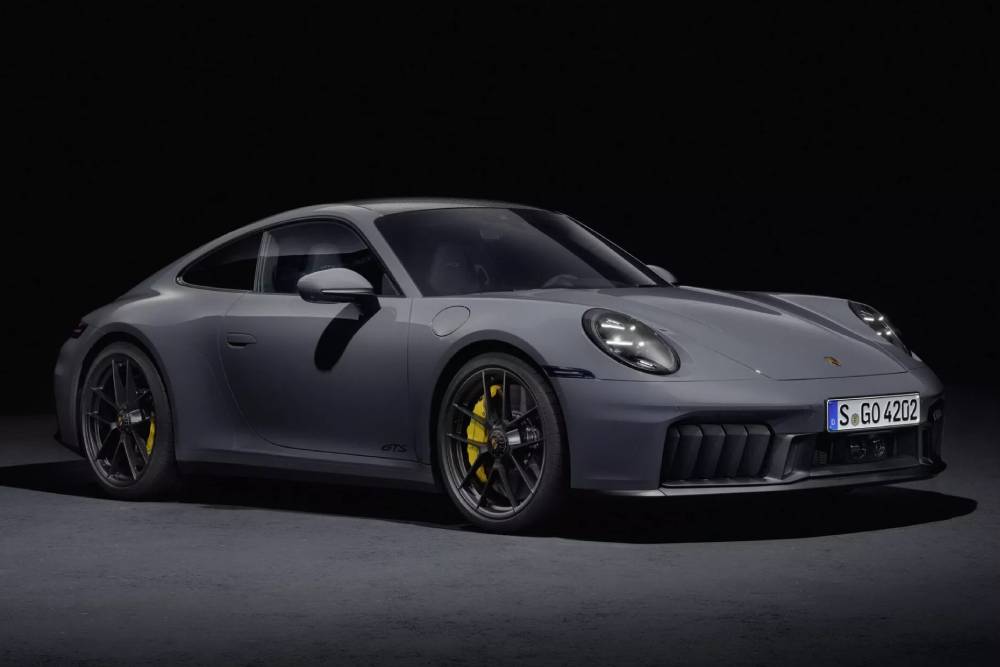 https://autogreeknews.gr/wp-content/uploads/2024/05/2025-Porsche-911-CS1-Copy-2-2048x1322-1.jpg