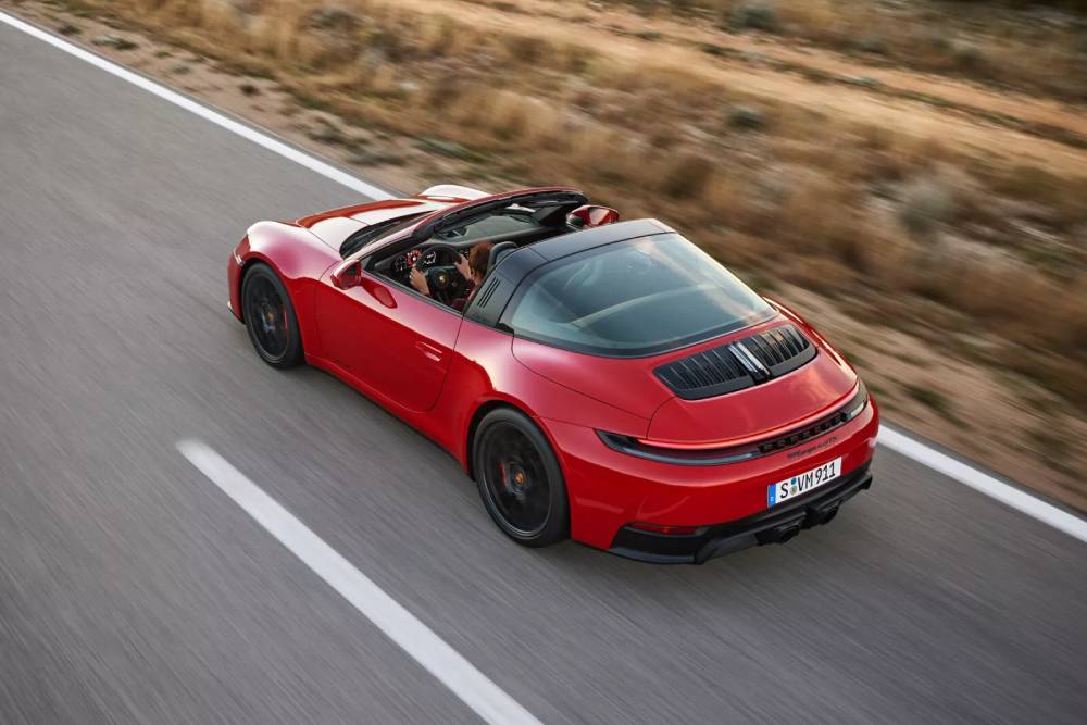 https://autogreeknews.gr/wp-content/uploads/2024/05/2025-Porsche-911-CS8-Copy-2-2048x1366-1.jpg