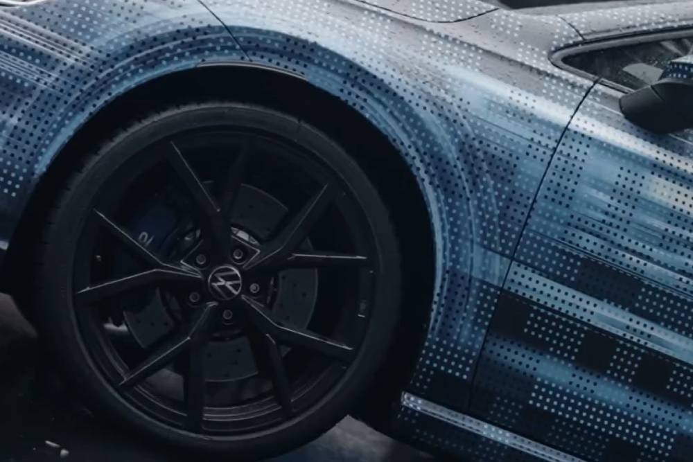 https://autogreeknews.gr/wp-content/uploads/2024/05/2025-vw-golf-r-teased-again-hopefully-it-won-t-tak-1.jpg