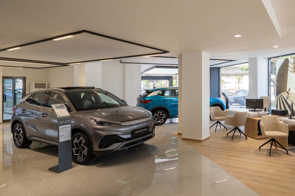 https://autogreeknews.gr/wp-content/uploads/2024/05/BYD_Dealership_Κηφισός-9.jpg