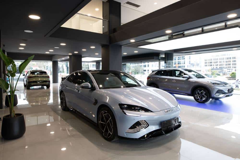 https://autogreeknews.gr/wp-content/uploads/2024/05/BYD_Dealership_Μαρούσι-2.jpg