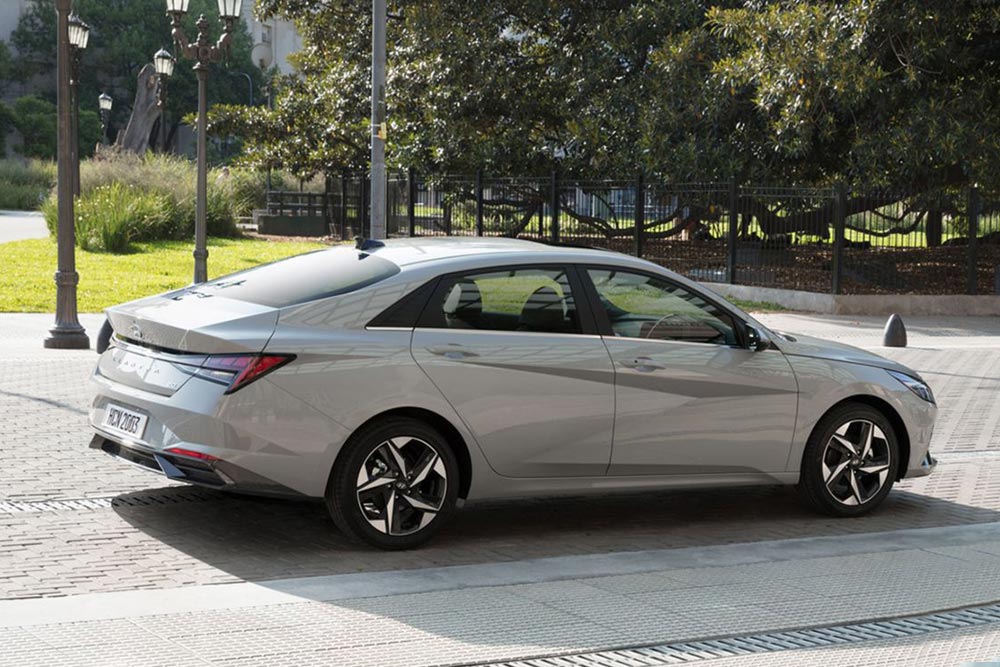https://autogreeknews.gr/wp-content/uploads/2024/05/Hyundai-Elantra-2023-4.jpg