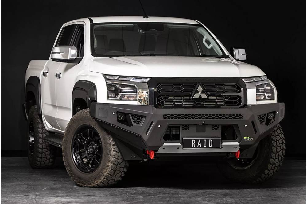 https://autogreeknews.gr/wp-content/uploads/2024/05/Mitsubishi-Triton-Raid-Bar-Ironman-4x4-1-2048x2048-1.jpg