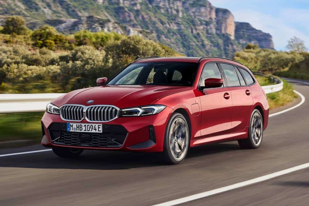 https://autogreeknews.gr/wp-content/uploads/2024/05/P90549645_lowRes_the-new-bmw-330e-tou-1.jpg