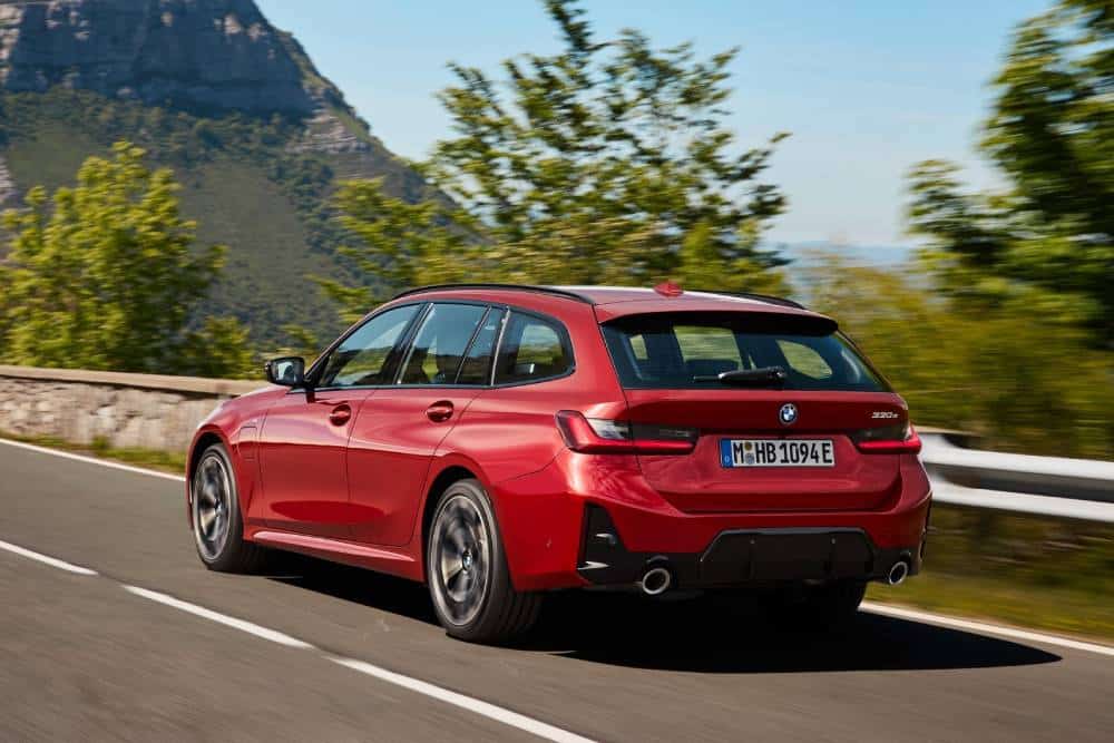 https://autogreeknews.gr/wp-content/uploads/2024/05/P90549648_lowRes_the-new-bmw-330e-tou-1.jpg