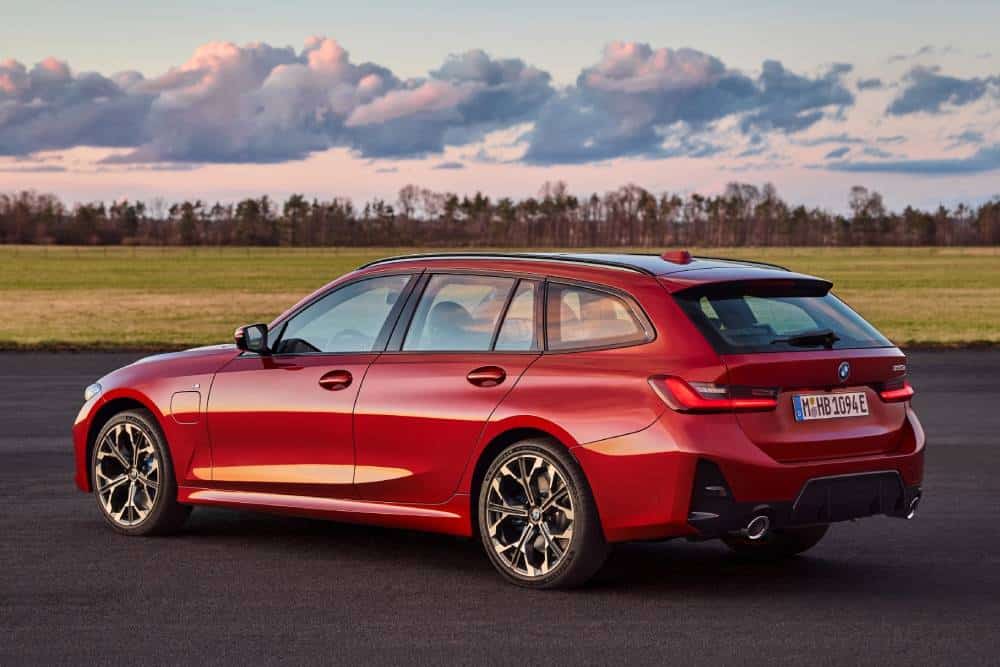 https://autogreeknews.gr/wp-content/uploads/2024/05/P90549653_lowRes_the-new-bmw-330e-tou-1.jpg