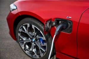 P90549663_lowRes_the-new-bmw-330e-tou (1)