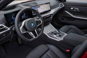 P90549665_lowRes_the-new-bmw-330e-tou (1)