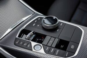 P90549669_lowRes_the-new-bmw-330e-tou (1)