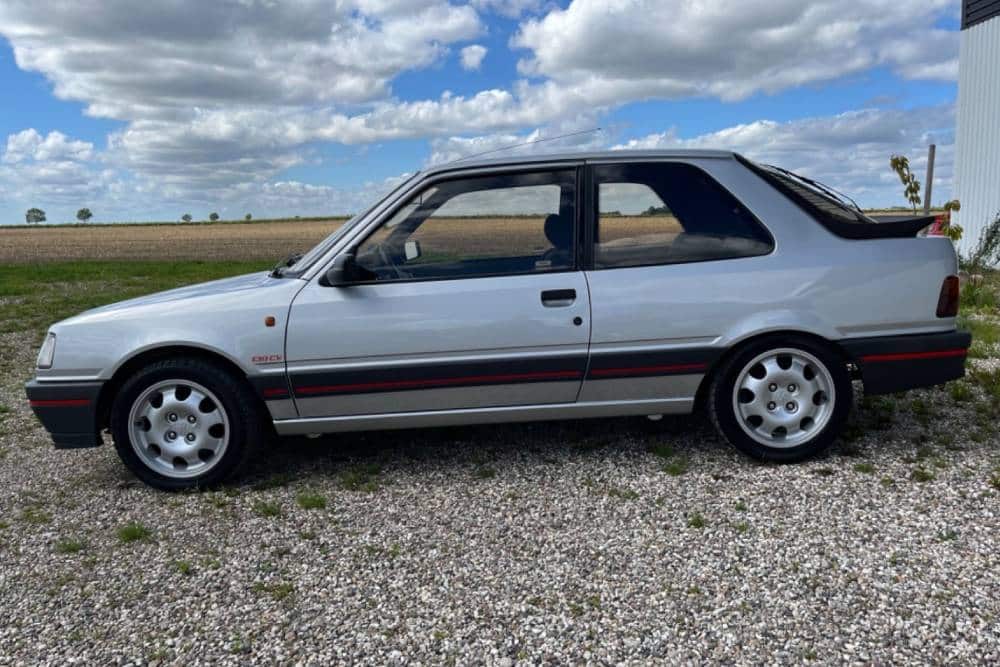 https://autogreeknews.gr/wp-content/uploads/2024/05/Peugeot_309_GTI_1987_krasny_2024_prodej_04.jpg