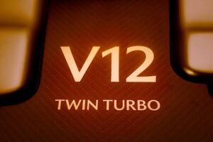 aston-martin-reveals-new-v12-engine-brand-new-vanq (5)