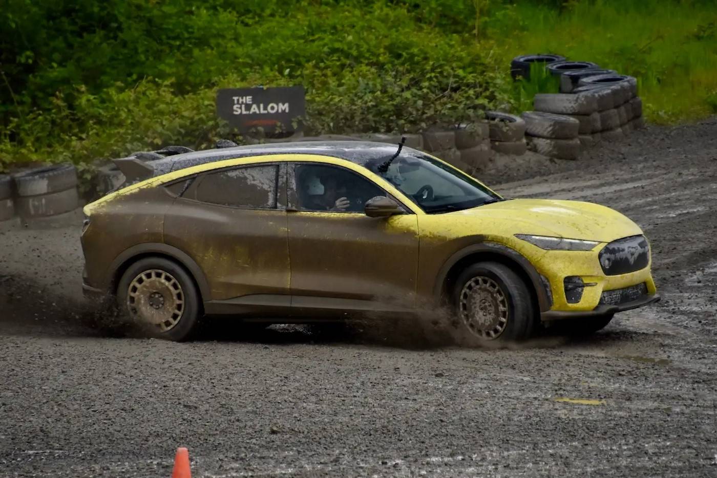https://autogreeknews.gr/wp-content/uploads/2024/05/mustang-mach-e-rally-mud-drift-02.jpg