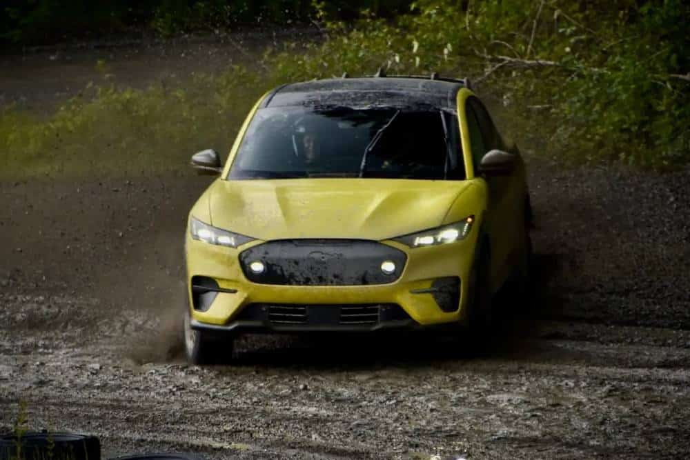 https://autogreeknews.gr/wp-content/uploads/2024/05/mustang-mach-e-rally-mud-drift-03.jpg