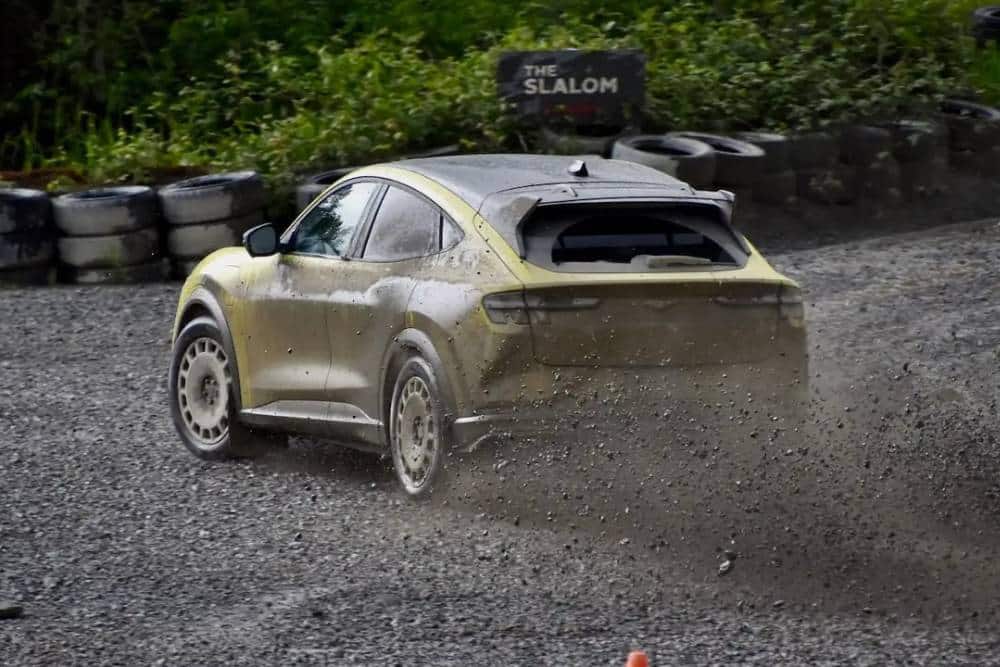 https://autogreeknews.gr/wp-content/uploads/2024/05/mustang-mach-e-rally-mud-drift-07.jpg