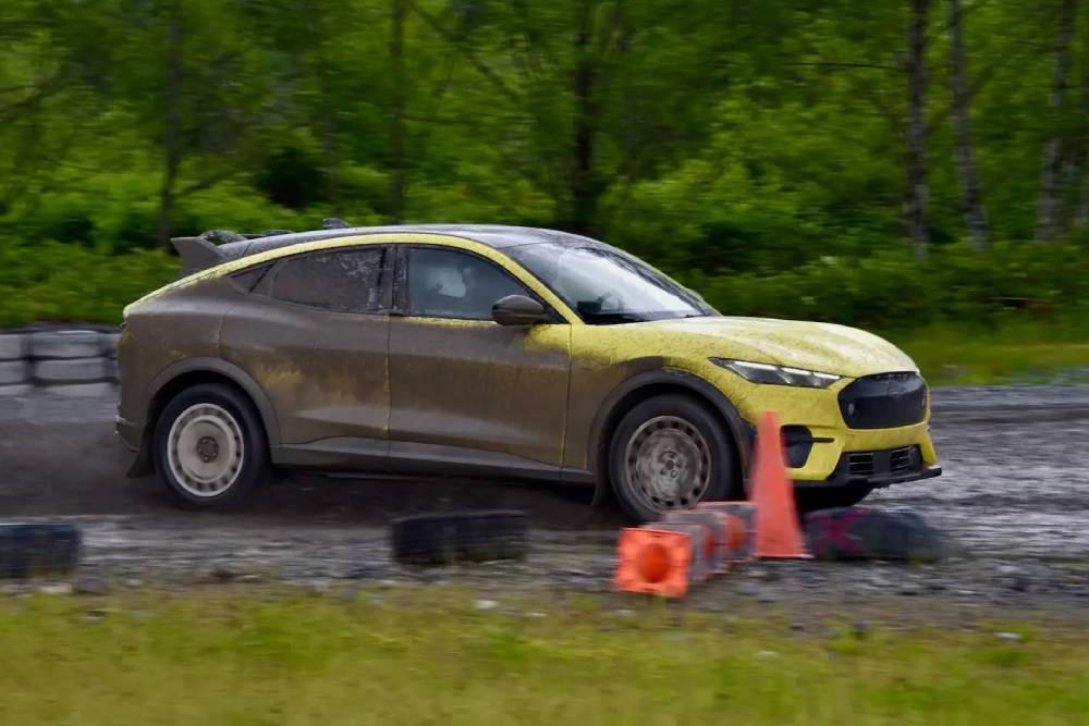 https://autogreeknews.gr/wp-content/uploads/2024/05/mustang-mach-e-rally-mud-drift-08.jpg
