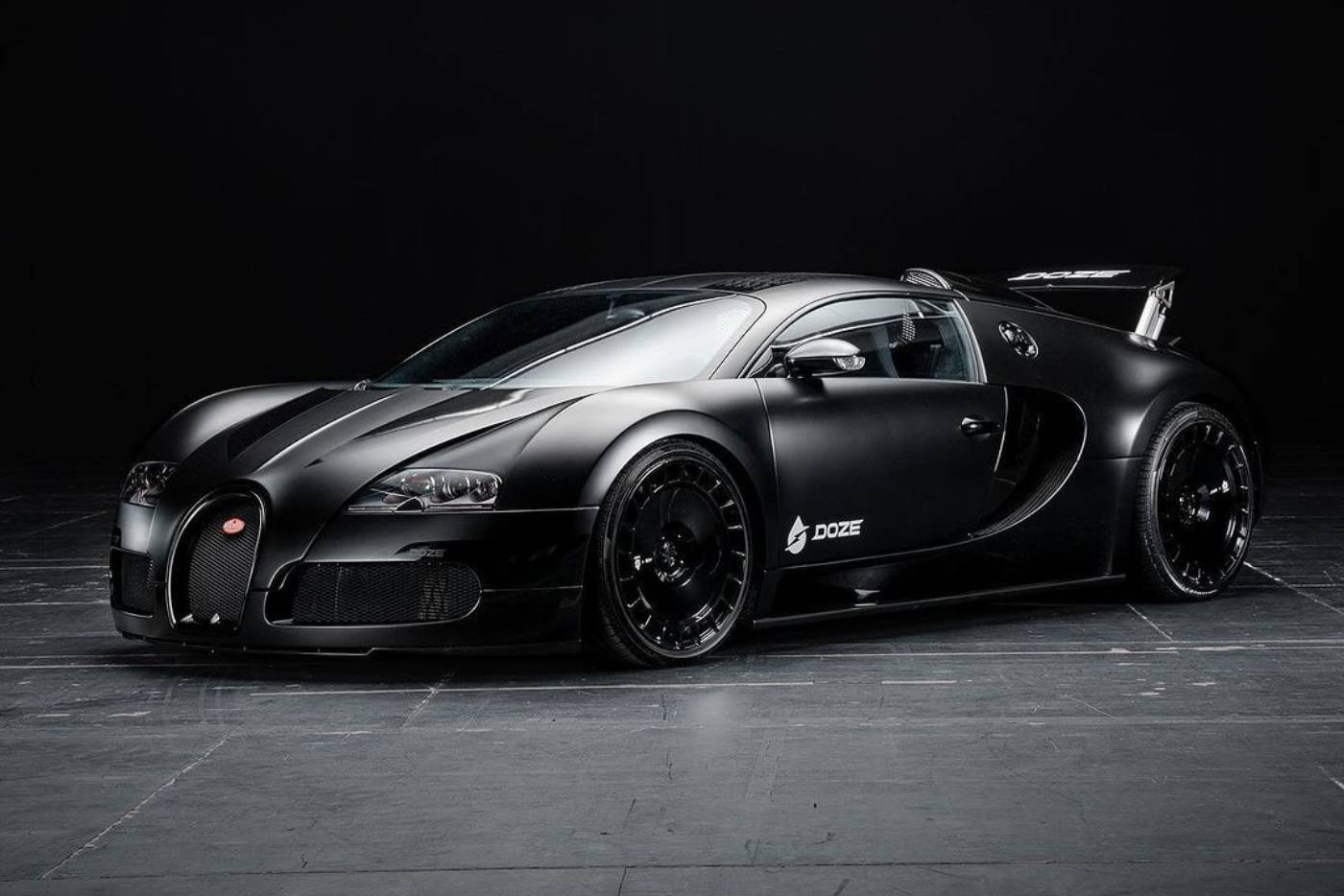 Total black Bugatti Veyron για τα πιο σκοτεινά όνειρα