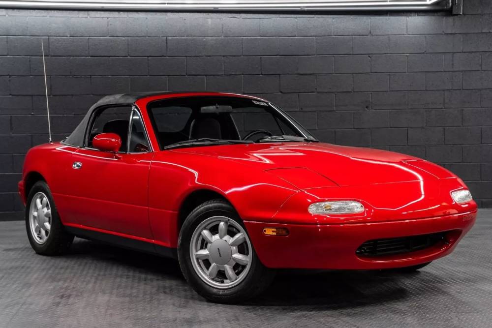 https://autogreeknews.gr/wp-content/uploads/2024/06/1990-Mazda-Miata-BAT-66.jpg
