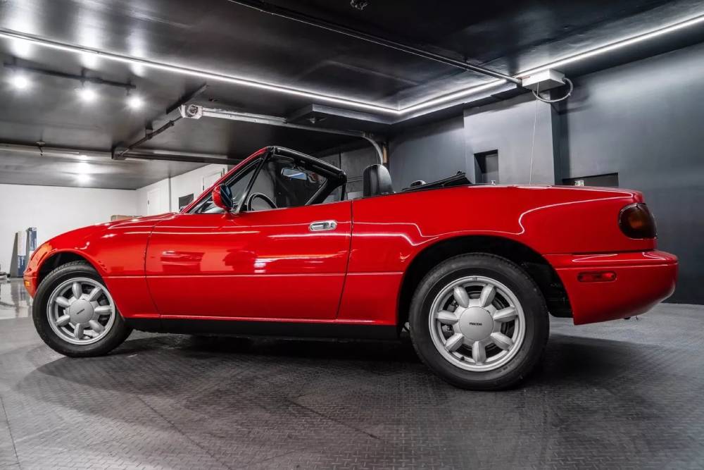 https://autogreeknews.gr/wp-content/uploads/2024/06/1990-Mazda-Miata-BAT-73.jpg