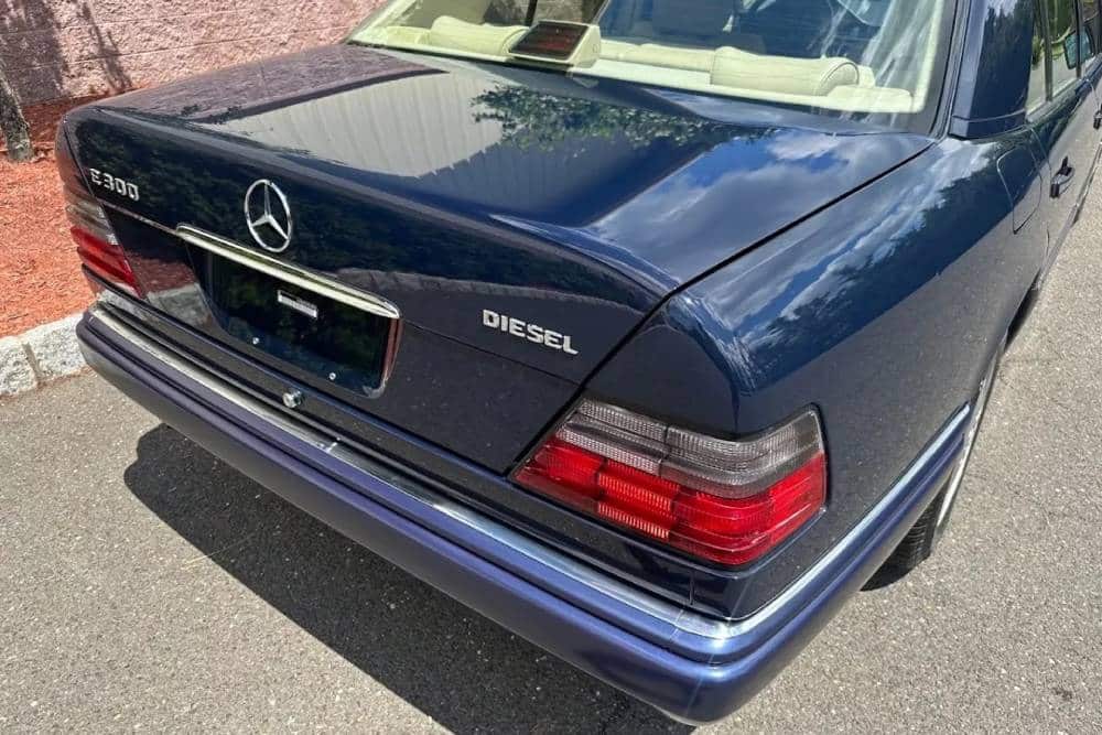 https://autogreeknews.gr/wp-content/uploads/2024/06/1995-Mercedes-Benz-E300-Diesel-123.jpg