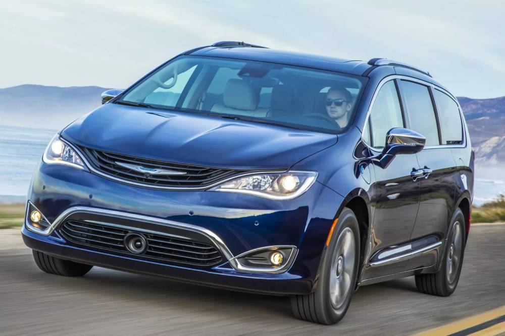https://autogreeknews.gr/wp-content/uploads/2024/06/2018-Chrysler-Pacifica-Hybrid-1-2048x1152-1.jpg