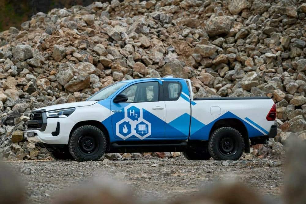 https://autogreeknews.gr/wp-content/uploads/2024/06/2024-toyota-hilux-fcev-prototype-26-2048x1365-1.jpg