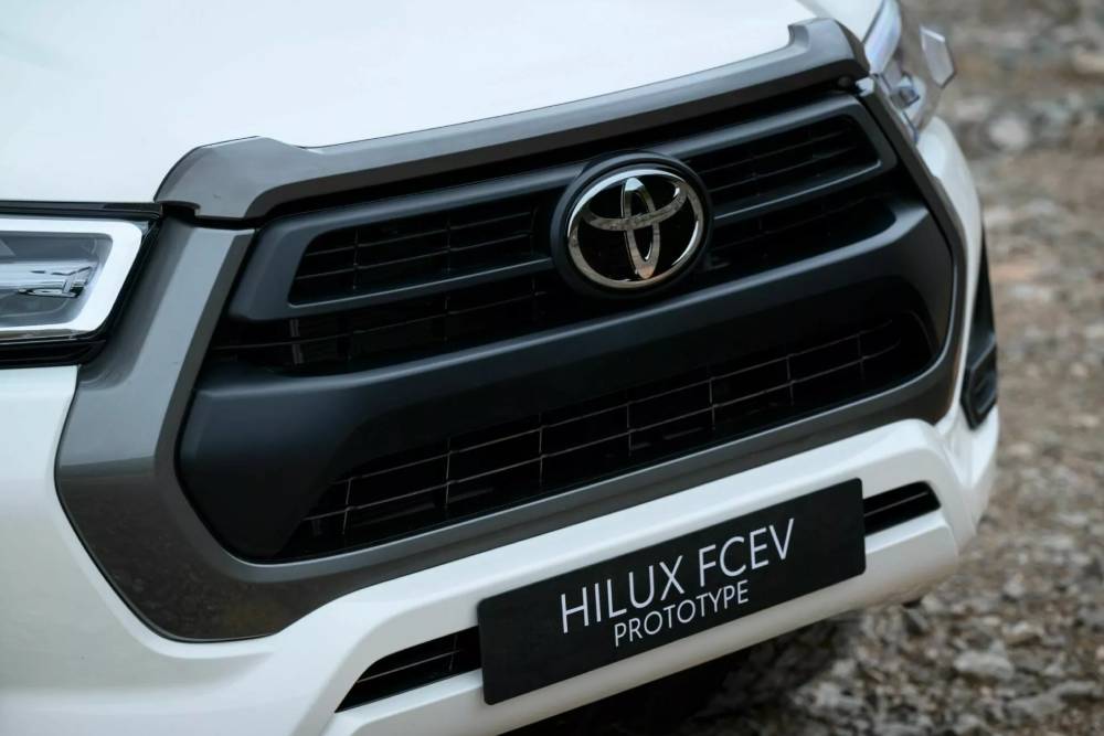 https://autogreeknews.gr/wp-content/uploads/2024/06/2024-toyota-hilux-fcev-prototype-31-2048x1365-1.jpg
