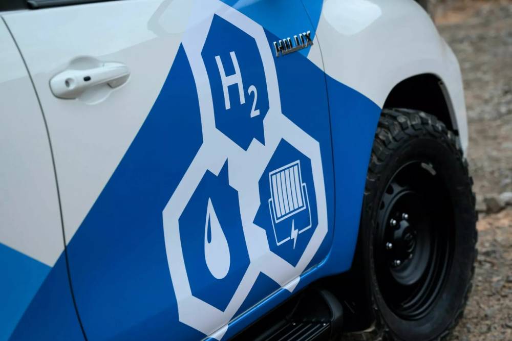 https://autogreeknews.gr/wp-content/uploads/2024/06/2024-toyota-hilux-fcev-prototype-33-2048x1365-1.jpg