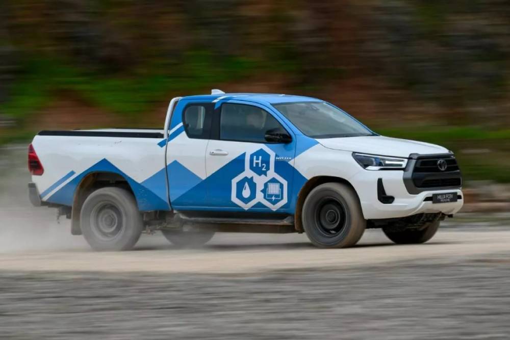 https://autogreeknews.gr/wp-content/uploads/2024/06/2024-toyota-hilux-fcev-prototype-5-2048x1365-1.jpg