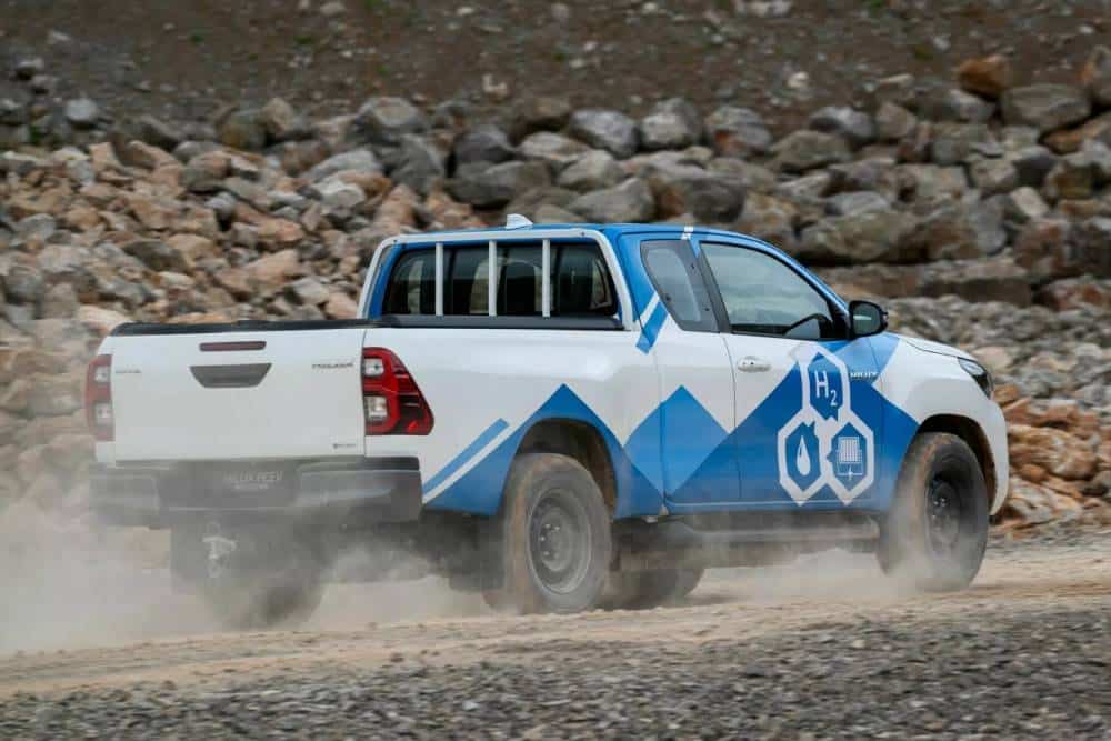 https://autogreeknews.gr/wp-content/uploads/2024/06/2024-toyota-hilux-fcev-prototype-7-2048x1365-1.jpg
