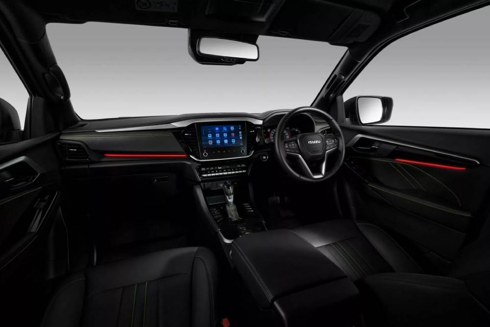 https://autogreeknews.gr/wp-content/uploads/2024/06/2025-Isuzu-MU-X-RS-Interior-1-2048x1365-1.jpg