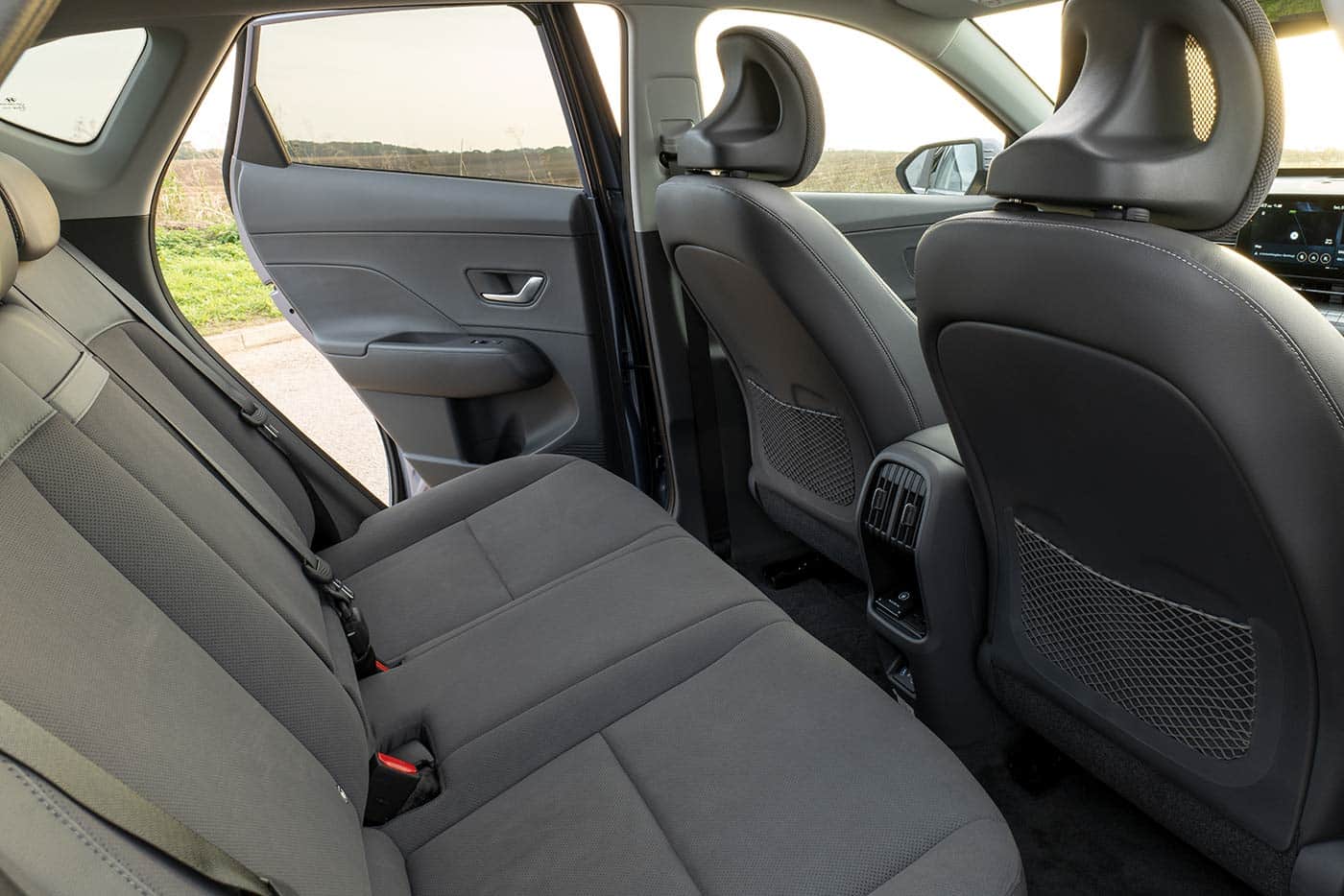 https://autogreeknews.gr/wp-content/uploads/2024/06/Hyundai-Kona-rear-seat.jpg